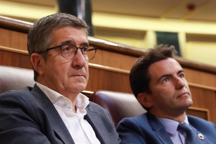 Los socialistas Patxi López (izda) y Pedro Casares, en el Congreso de los Diputados