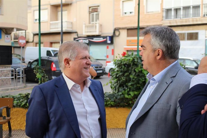 El secretario general del PSOE en la Región de Murcia, Pepe Vélez, acompañado del secretario de Organización del PSOE, Santos Cerdán