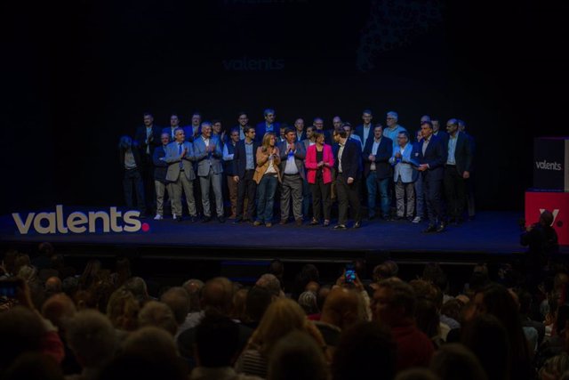 Los presidentes de las Juntas Locales y miembros de la Ejecutiva de Valents en el acto 'La Cataluña valiente' celebrado por el partido en el Teatro Poliorama este sábado
