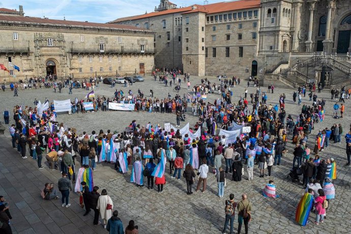 Centenares de personas participan en una manifestación por la defensa de los derechos de las personas trans, convocada por la asociación de familias de menores trans Arelas, en plaza Praza do Obradoiro, a 5 de noviembre de 2022, en Santiago de Compostela