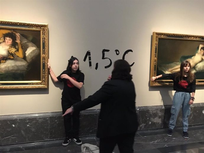 Activistas ecologistas se pegan al marco de 'La maja desnuda' y 'La maja vestida' de Francisco de Goya, en el Museo Nacional del Prado en Madrid, a 5 de noviembre de 2022, Madrid.
