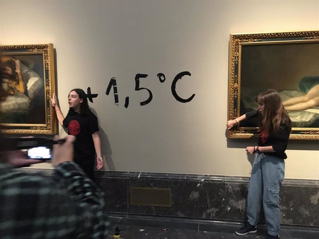 Activistas ecologistas se pegan al marco de 'La maja desnuda' y 'La maja vestida' de Francisco de Goya, en el Museo Nacional del Prado en Madrid, a 5 de noviembre de 2022, Madrid.