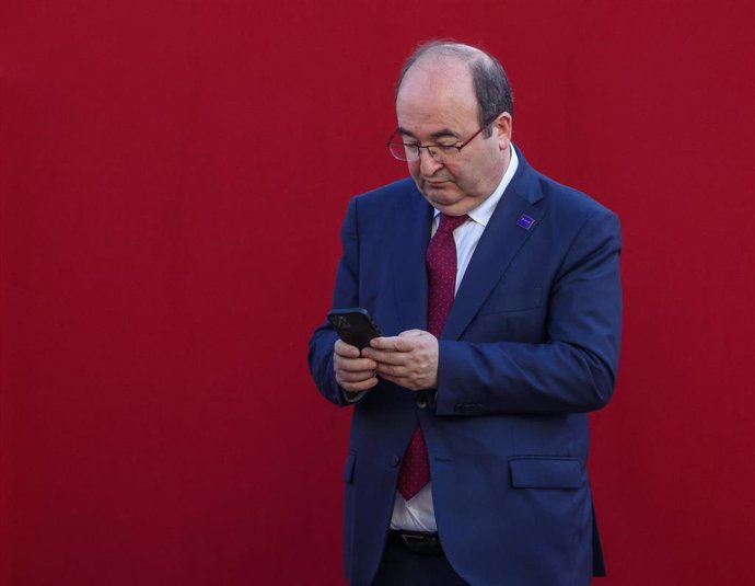 El ministro de Cultura, Miquel Iceta, durante el acto solemne de homenaje a la bandera nacional y desfile militar en el Día de la Hispanidad, a 12 de octubre de 2022, en Madrid (España).