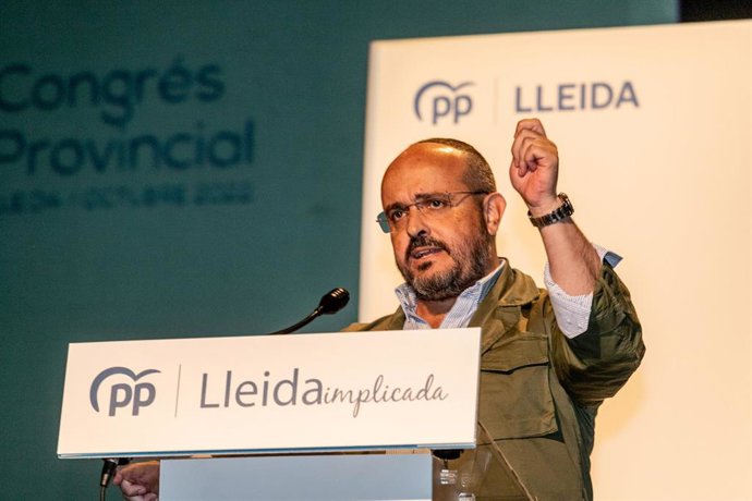 El presidente del Partido Popular de Cataluña, Alejandro Fernández, interviene en el 13 Congreso del PP, en el Teatre de l'Escorxador, a 23 de octubre de 2022, en Lleida, Catalunya.