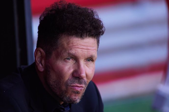 Archivo - Diego "Cholo" Simeone, head coach of Atletico de Madrid, looks on during the spanish league, La Liga Santander, football match played between Sevilla FC and Atletico de Madrid at Ramon Sanchez Pizjuan stadium on October 1, 2022, in Sevilla, Sp