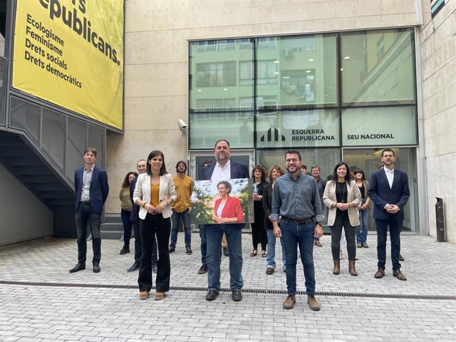 El líder d'ERC, Oriol Junqueras, amb la foto de la secretària general del partit, Marta Rovira, acompanyat del president de la Generalitat, Pere Aragonès, i Marta Vilalta en la presentació de la seva candidatura a l'Executiva d'ERC