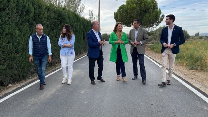 Visita de la Consejera,Carmen Crespo, al camino rural Palo Alto de Antequera