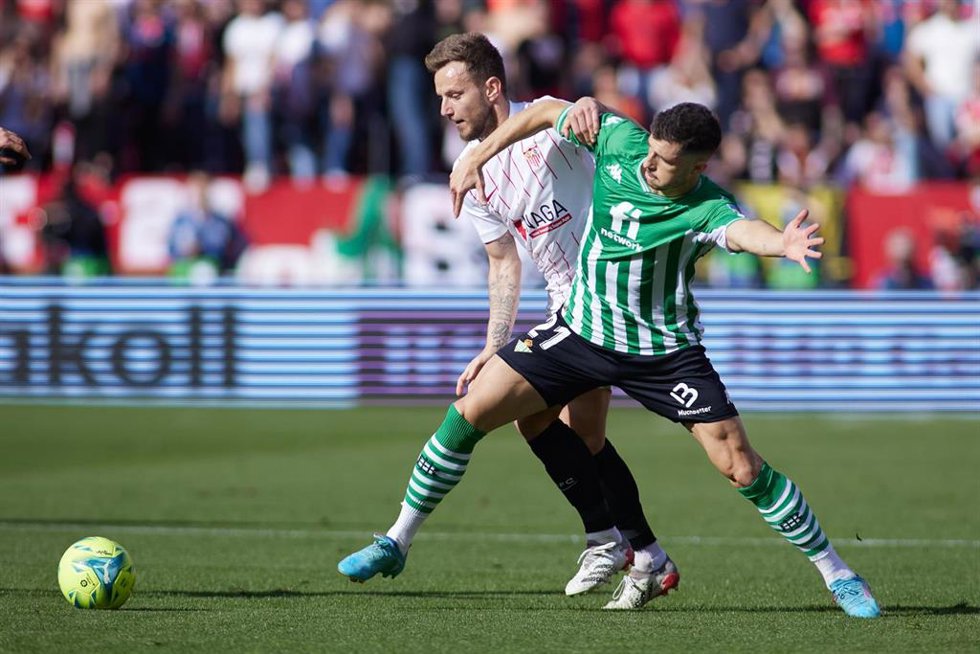 Archivo - Ivan Rakitic y Guido Rodríguez en el Sevilla FC-Real Betis de la pasada temporada