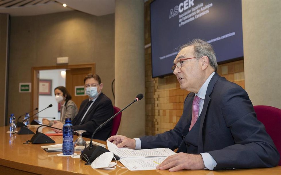 Archivo - (I-D) La ministra de Industria, Comercio y Turismo, Reyes Maroto; el president de la Generalitat, Ximo Puig; y el presidente de la patronal azulejera Ascer, Vicente Nomdedéu, en una imagen de archivo