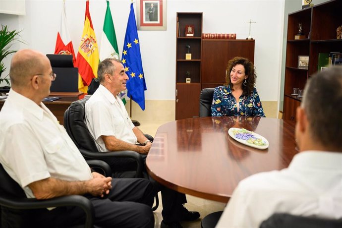La alcaldesa de Almería recibe al presidente de la Hermandad de Veteranos de las Fuerzas Armadas