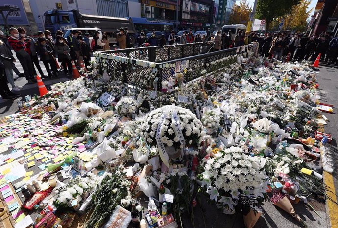 Homenaje a las víctimas de la avalancha humana ocurrida durante una fiesta de Halloween el 29 de octubre de 2022 en Itaewon, en Seúl