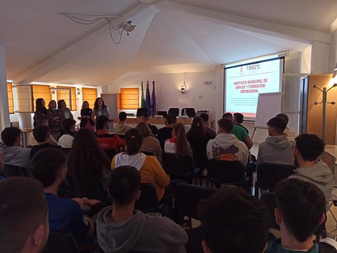 Alumnos del centro IPF Rescate de Jaén conocen posibilidades de formación y empleo en Imefe