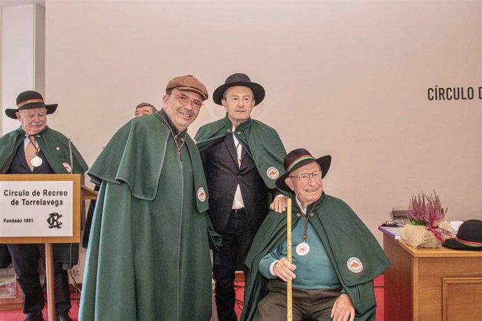 De izda a derecha: El chef Jesús Sánchez, el consejero de Industria y Turismo, Javier López Marcano, y Zacarías Puente, en el II Capítulo de la Cofradía de lso Cocidos de Cantabria