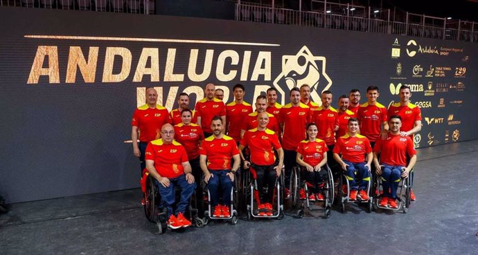 Foto de los 15 representantes de la selección española en los Mundiales de Tenis de Mesa Paralímpico de Granada