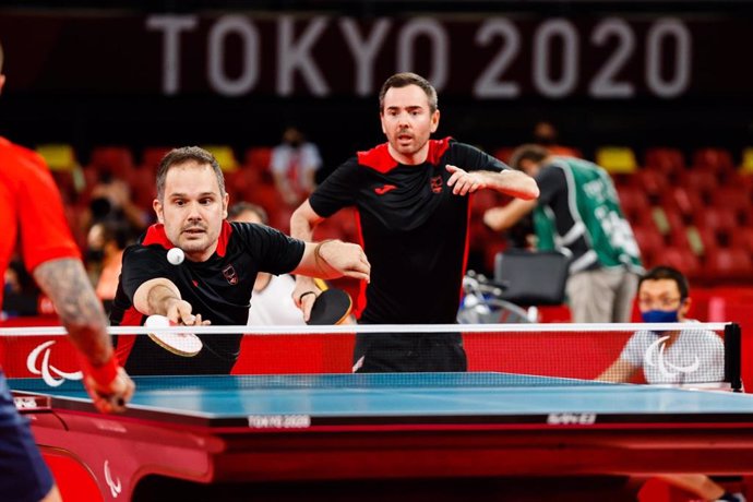 Archivo - Jordi Morales golpea una bola durante el partido de dobles con Álvaro Valera en los Juegos Paralímpicos de Tokio