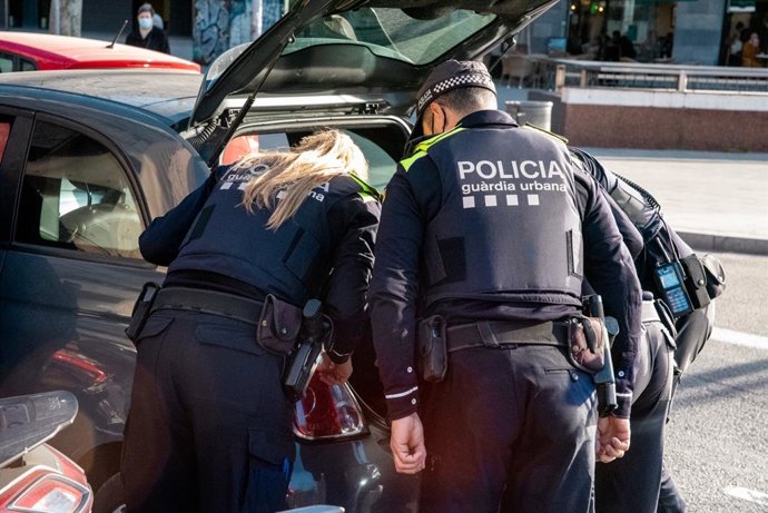 La Gurdia Urbana de Barcelona troba més de 100 grams de cocana a l'interior d'un vehicle