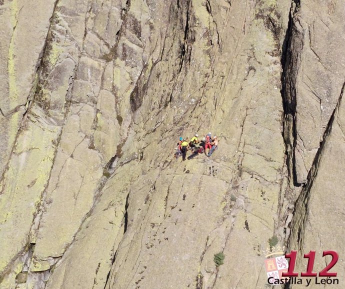 Imagen del rescate del escalador de 23 años en el Pico Torozo (Ávila).
