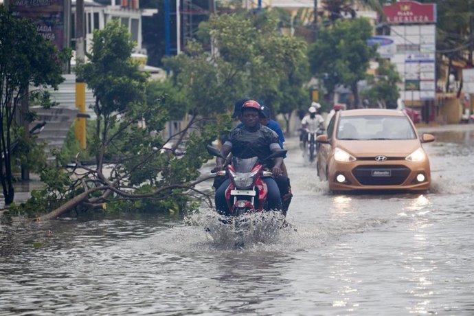 Archivo -    El Centro de Operaciones de Emergencia (COE) de República Dominicana decretó la alerta roja para 22 provincias el huracán 'María', de categoría 3, seguía azotando con fuertes lluvias el territorio insular, sobre todo en el norte, oeste y ce
