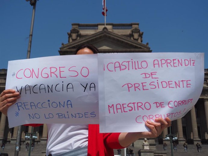 Cartel de una manifestante en las protestas contra el Gobierno de Pedro Castillo en Perú.