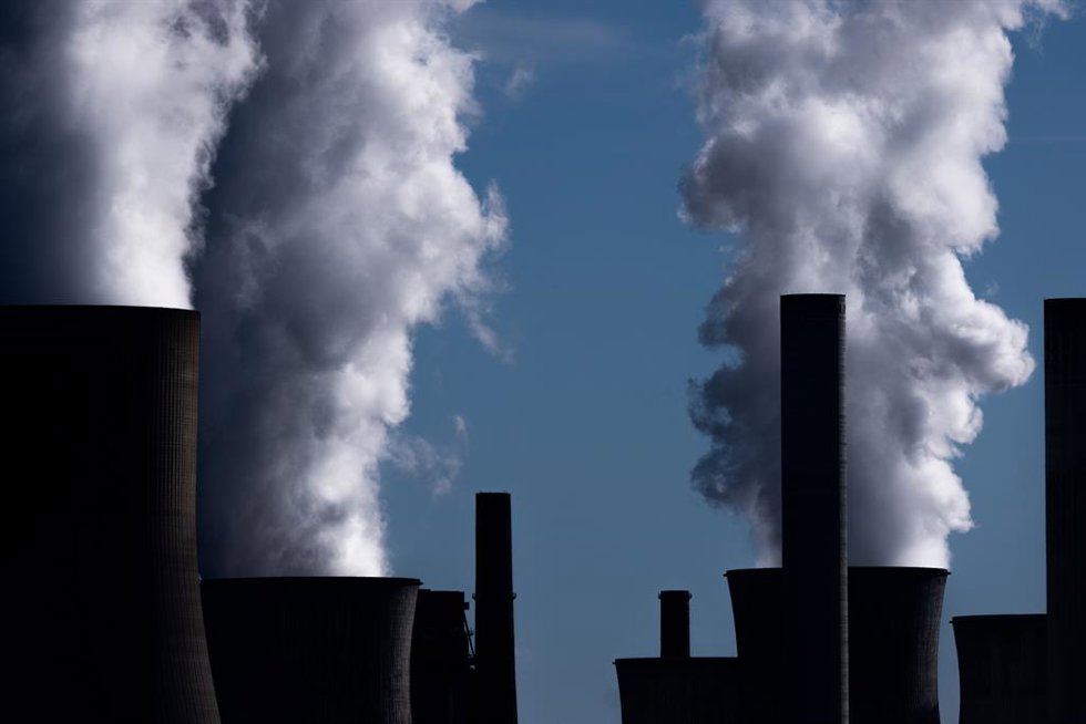 Archivo - El humo sale de la central térmica de carbón Niederaussem de RWE. En Renania del Norte-Westfalia, Rommerskirchen (Alemania), a 04 de octubre de 2022.