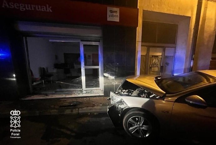 Un vehículo choca contra un establecimiento en Elizondo