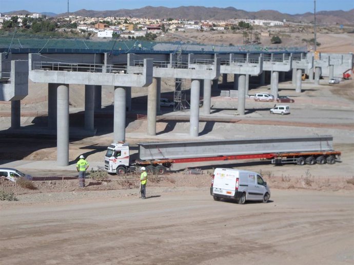 Archivo - Trabajadores del sector de la construcción.