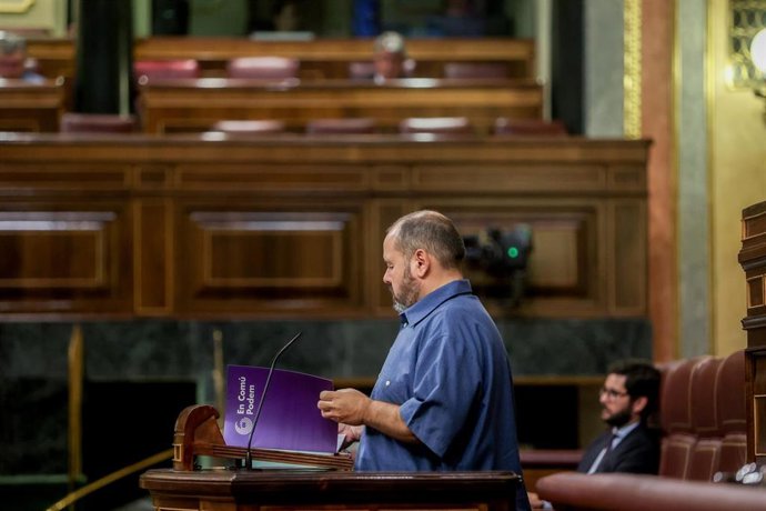 Archivo - El diputado de En Comú Podem, Joan Mena Arca, interviene durante una sesión plenaria, en el Congreso de los Diputados, a 20 de septiembre de 2022, en Madrid (España). Durante el pleno tienen previsto debatir la reforma planteada por el PP para