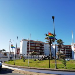 Banderas Lgtbiq+ en una rotonda de Almonte.