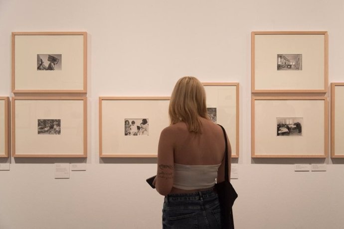 Una visitante de la muestra 'Las cajas de Ámsterdam: Margaret Michaelis y Katie Horna en la Guerra Civil española'.