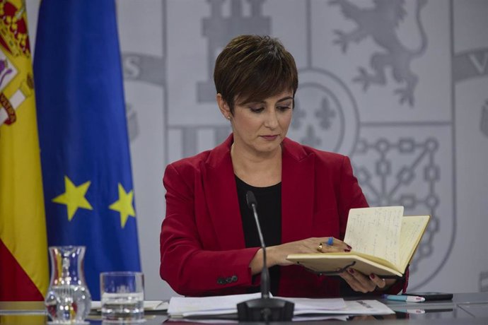 La ministra Portavoz y de Política Territorial, Isabel Rodríguez, ofrece una rueda de prensa posterior a la reunión del Consejo de Ministros, en el Palacio de La Moncloa, a 31 de octubre de 2022, en Madrid (España). El Consejo de Ministros ha aprobado e