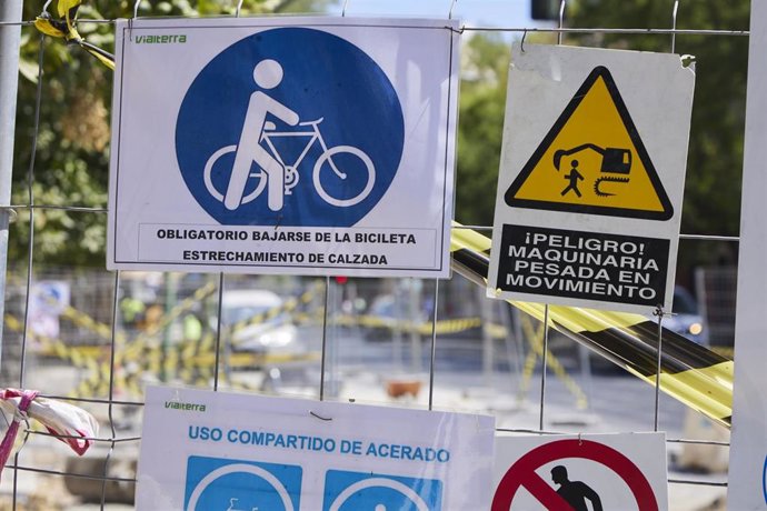 Archivo - Imagen de archivo de cartel por obras de carril bici