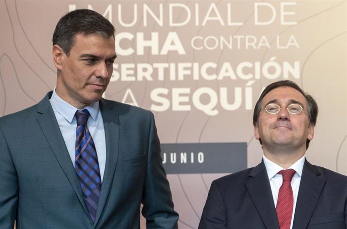 Archivo - El presidente del Gobierno, Pedro Sánchez (i) y el ministro de Asuntos Exteriores, José Manuel Albares (d),en el acto de inauguración del Día Mundial de Lucha Contra la Desertificación y la Sequía 2022 a 17 de junio de 2022, en Madrid 