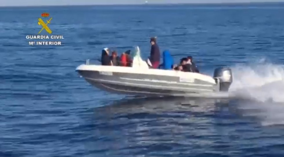 Archivo - Patera intervenida por la Guardia Civil en aguas próximas a Almería
