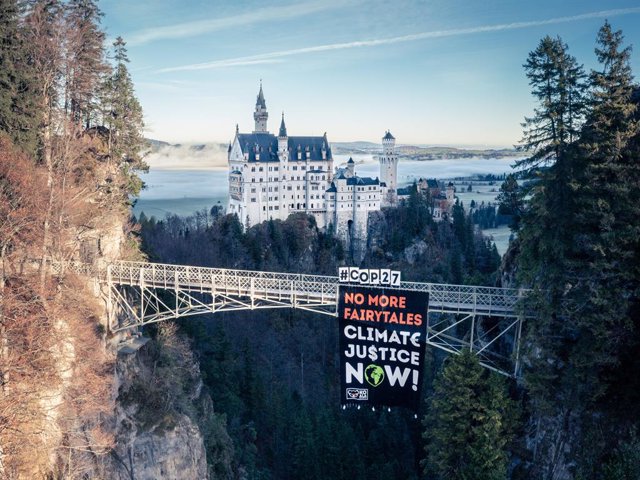 Pancarta de protesta por la COP27 en el castillo de Newschwanstein, en Baviera, Alemania