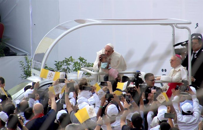 El Papa durante su viaje a Bahréin