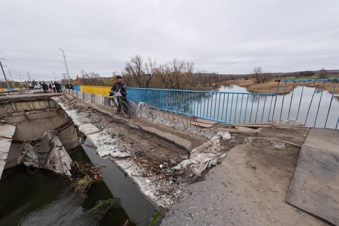 02 November 2022, Ukraine, Kupiansk: An old man pushes his bicycle on a narrow strip of the bridge destroyed by the shelling of Russian troops in Kupiansk, which was liberated from the Russian invaders, Kharkiv region, northeastern Ukraine. Photo: -/Ukr