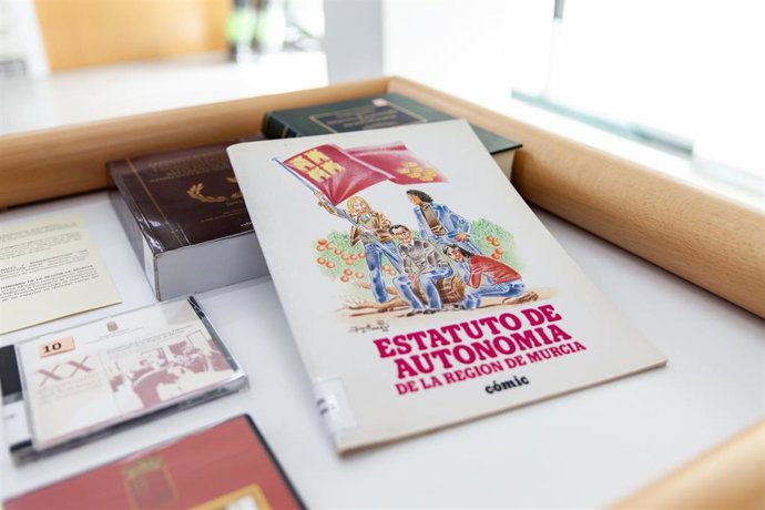 Archivo - Entre el material expuesto se encuentra un ejemplar del cómic divulgativo del dibujante Juan Álvarez