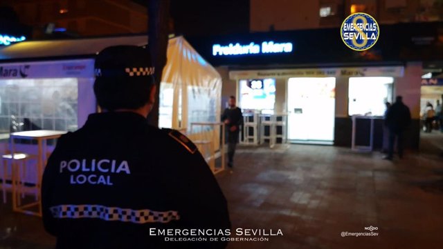 Archivo - Agente de la Policía Local de Sevilla, en una imagen de archivo