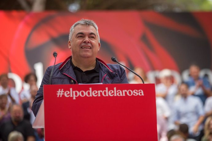 Archivo - El secretario de Organización del Partido Socialista, Santos Cerdán, interviene en la Fiesta de la Rosa del PSC, en Gavá, a 25 de septiembre de 2022 (Foto de archivo).