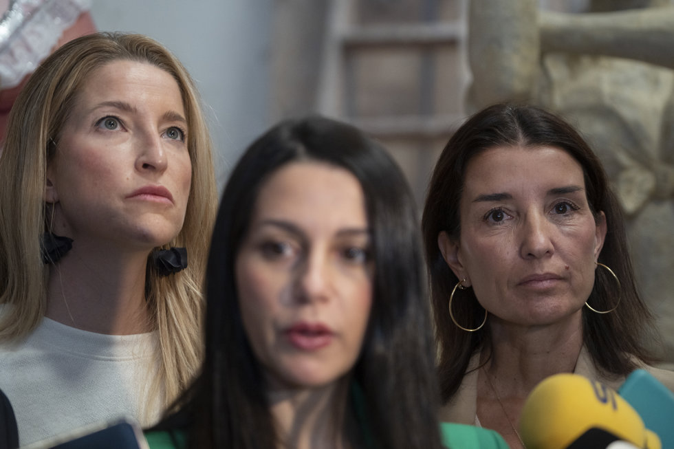 De izq a der: la coordinadora autonómica de Cs, María Muñoz, la líder de la formación, Inés Arrimadas, y la síndica en Les Corts, Ruth Merino