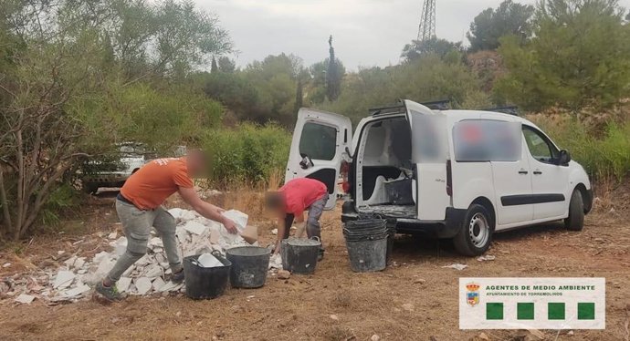 El Ayuntamiento sancionará a dos individuos que fueron sorprendidos arrojando escombros desde una furgoneta en el paraje del Arroyo de los Gatos.