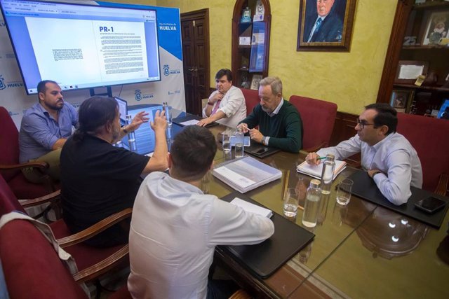 El equipo redactor entrega al alcalde de Huelva el documento de avance del Plan General de Ordenación Urbana