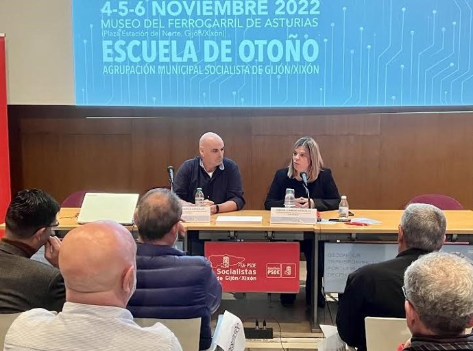 Gimena Llamedo, a la derecha