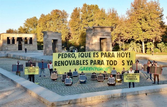 La organización ecologista ha realizado una acción en el Templo de Debod(Madrid) para mandar un mensaje al presidente del Gobierno, Pedro Sánchez.