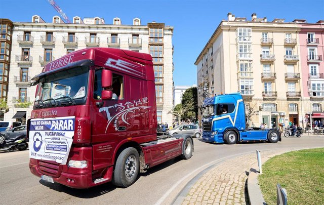Archivo - Varios camiones participan en una marcha convocada desde el polígono de Raos hasta el Centro Botín, durante el undécimo día de paro nacional de transportistas, a 24 de marzo de 2022, en Santander, Cantabria (España). 