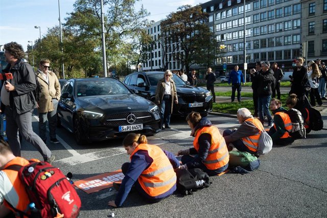 La oposición alemana pide penas de cárcel para las acciones de activistas climáticos Un corte de calle en Berlín por activistas de Letzte Generation, Última Generación