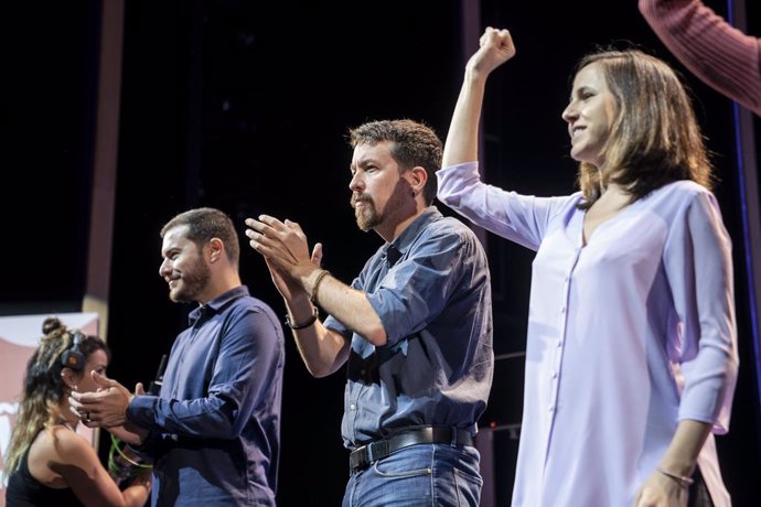 (I-D)El presidente del partdo brasileño Socialismo y Libertad, Juliano Medeiros; el exlíder de Podemos, Pablo Iglesias; y la ministra de Derechos Sociales y Agenda 2030, Ione Belarra, en el acto de de la 'Uni de otoño' en el Teatro Coliseum, a 6 de novi