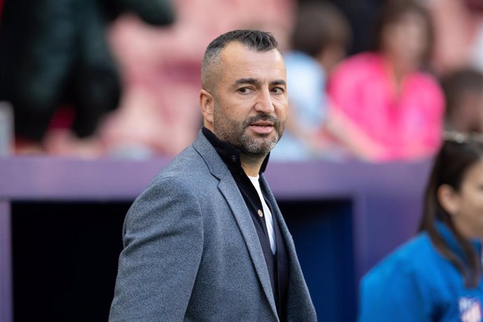 Diego Martínez Penas, head coach of RCD Espanyol, arrives on the bench during the spanish league, La Liga Santander, football match played between Atletico de Madrid and RCD Espanyol at Civitas Metropolitano stadium on November 06, 2022, in Madrid, Spai