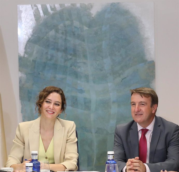 Archivo - El alcalde de Tres Cantos, Jesús Moreno, y la presidenta de la Comunidad de Madrid, Isabel Díaz Ayuso  
