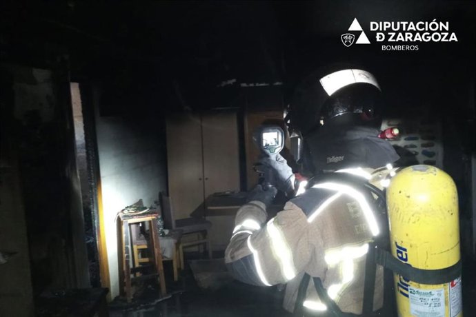 Los bomberos de la DPZ sofocan un incendio en una vivienda en Alagón.